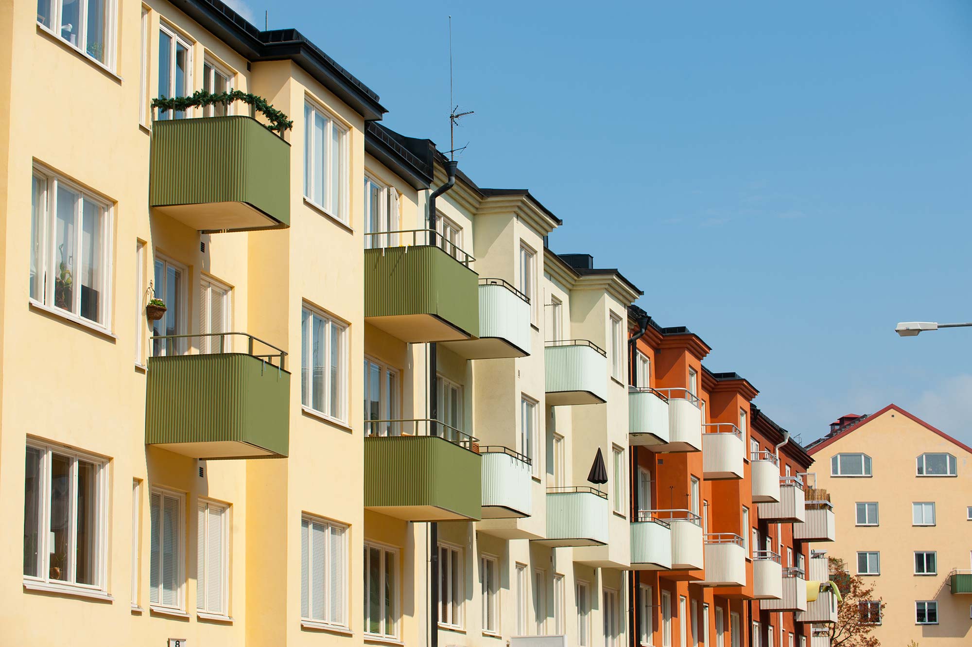 Färglada höghus i ett bostadsområde